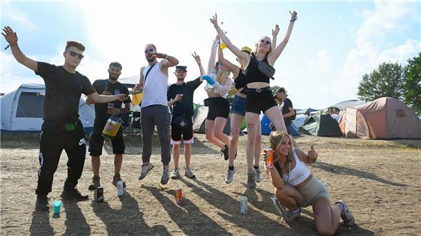 Tolle Stimmung auf und vor den Bühnen und auf den Zeltplätzen des Hurricane-Fest...