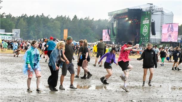 Tolle Stimmung auf und vor den Bühnen und auf den Zeltplätzen des Hurricane-Fest...