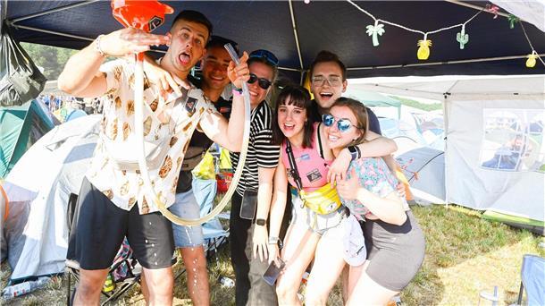 Tolle Stimmung auf und vor den Bühnen und auf den Zeltplätzen des Hurricane-Fest...