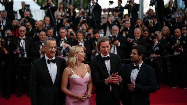 Tom Hanks (l-r), Scarlett Johansson, Wes Anderson und Jason Schwartzman posieren für die Fotografen.