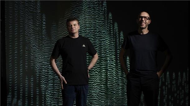 Ganzes Spektrum der Gefühle: Chemical Brothers zurück Tom Rowlands (r) und Ed Simons sind das britische Electronica-Duo Chemical Brothers.
