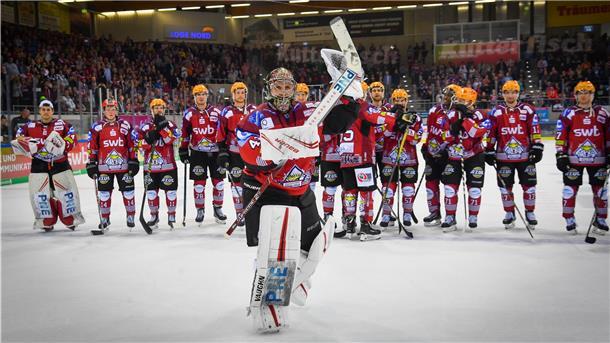 Zweikampf ums Tor der Fischtown Pinguins Tomas Pöpperle ist nach seiner Verletzung wieder fit.