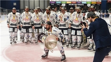 Tomas Sykora mit dem Meisterpokal der DEL2: Der Ex-Pinguins-Spieler hat die Dresdner Eislöwen zum Aufstieg geschossen. Damit gibt es bald ein Wiedersehen in Bremerhaven.