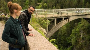 Toni Brandner (Sarah Bauerett) fällt es schwer, dem BKA-Beamten Cuma Ozan (Mehmet Kurtulus) zu trauen.