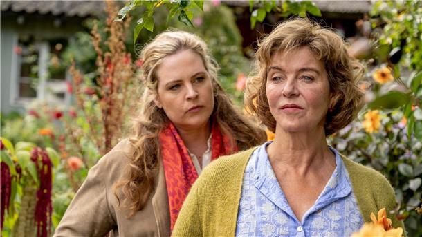 Toni (Diana Amft, l) weiß nicht alles über ihre Mutter Heidi (Margarita Broich).