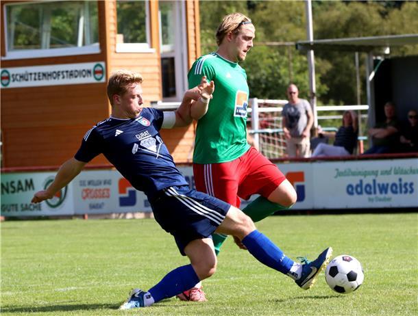 Toni Fahrner (rechts) kann von Phil Dohrmann nur elfmeterreif gestoppt werden. Der BSC-Torjäger steuerte drei Treffern zum 5:2-Sieg bei. Auch den fälligen Strafstoß verwandelte er selber. 