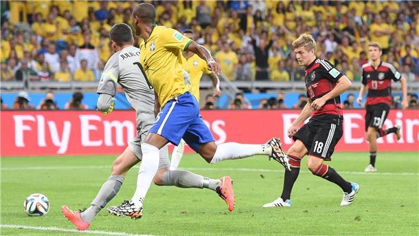 10 Mal Toni Kroos: Momente einer deutschen Fußball-Karriere Toni Kroos traf beim 7:1 im WM-Halbfinale gegen Brasilien doppelt.