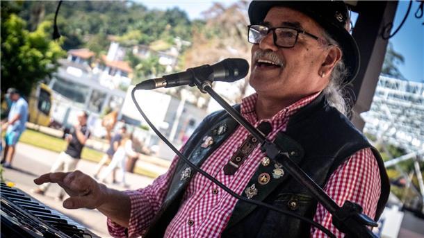 Toninho spielt traditionelle Musik aus Deutschland im Süden von Brasilien.