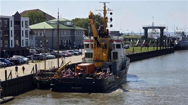 Ein Schiff startet zur Brandbekämpfung.