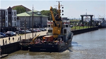Ein Schiff startet zur Brandbekämpfung.