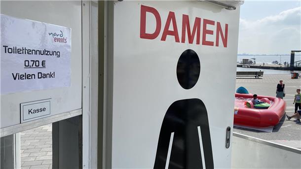 Top in Schuss, aber nicht ganz preiswert.: Ein Toilettengang in einem der Wagen kostet bei den Maritimen Tagen 70 Cent.