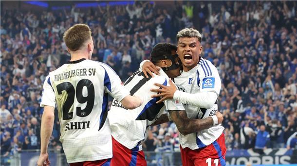Tor zum 2:1: Hamburgs Ransford Königsdörffer (r) jubelt mit seinen Teamkollegen.