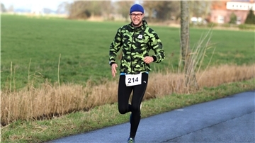Torben Schramm ist von Montag bis Freitag jeweils einen Marathon gelaufen. In 21 Tagen joggte er insgesamt 949 Kilometer.