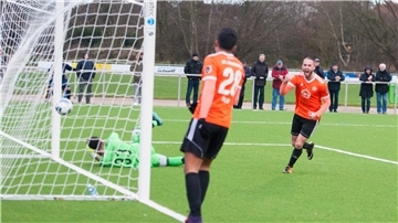 Tore wie das von Mirco Tatje (rechts) für SFL Bremerhaven wird es absehbarer Zeit auf den Fußballplätzen der Seestadt nicht zu bejubeln geben.