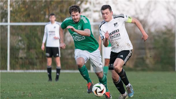 Torge Wichern - hier im Spiel gegen Unterstedt im Duell mit Yannik Malende - markierte den Anschlusstreffer für Ippensen. Zu mehr reichte es dann aber nicht.