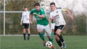 Torge Wichern - hier im Spiel gegen Unterstedt im Duell mit Yannik Malende - markierte den Anschlusstreffer für Ippensen. Zu mehr reichte es dann aber nicht.