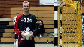 Torhüter Jona Paulsen war nach einer Ellenbogen-Operation in der Rückrunde zum Zuschauen verurteilt. In der heißen Phase im Abstiegskampf war er dennoch ganz nah dran am Handball-Team des TSV Bremervörde.