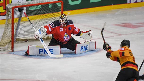 Eishockey-Torhüter Leon Hungerecker von den Fischtown Pinguins pariert einen Schuss