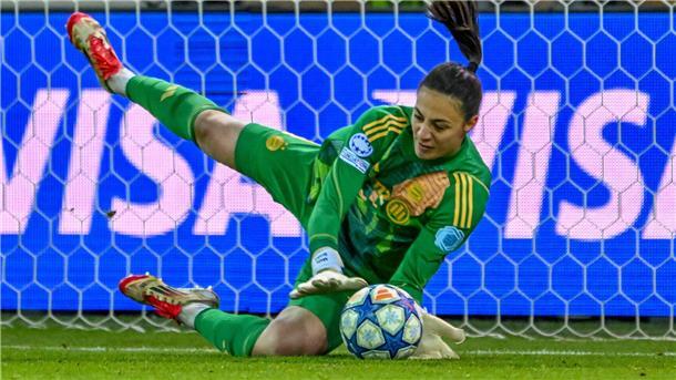 Torhüter Maria-Luisa Grohs pariert gegen Lyon einen Foulelfmeter.