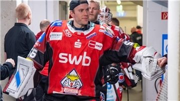 Eishockey-Torhüter Maximilian Franzreb klatscht mit Fans ab.