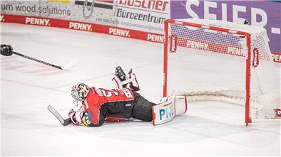 Torhüter Maximilian Franzreb ist geschlagen: die Fischtown Pinguins verlieren nach Penaltyschießen.