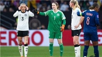 Stina Johannes: höhere Mathematik bei der Nummer 1 Torhüterin Stina Johannes (grünes Trikot): derzeit Nummer 1 im Nationalteam.
