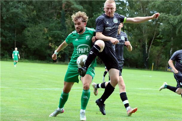 Torjäger Brian Müller (links) hatte einen schweren Stand in der Spitze und verpasste vom Elfmeterpunkt das mögliche 1:1.