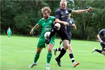 Torjäger Brian Müller (links) hatte einen schweren Stand in der Spitze und verpasste vom Elfmeterpunkt das mögliche 1:1.