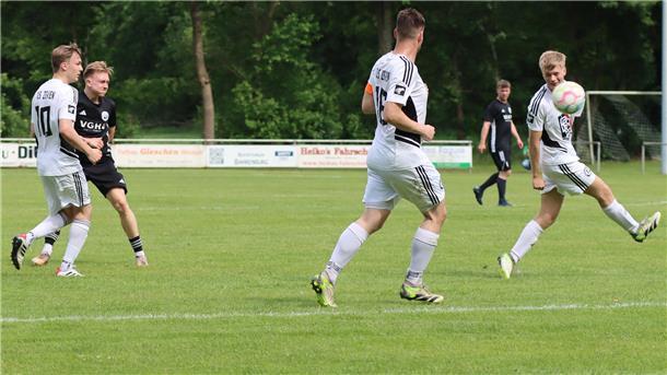 Bülstedt/Vorwerk sichert sich Relegationsplatz mit glücklichem Sieg Torjäger Dennis Brückner (Zweiter von links) kommt zum Schuss - zielt aber knapp über das Zevener Tor.