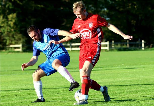 Torjäger Lars Rademacher (links) erzielte in 25 Spielen 18 Treffer und hatte damit großen Anteil am Klassenerhalt für den FC Alfstedt/Ebersdorf.