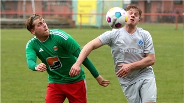 Torjäger Toni Fahrner (links) hatte einen schweren Stand, legte das 1:1 für Jonas Marherr auf.