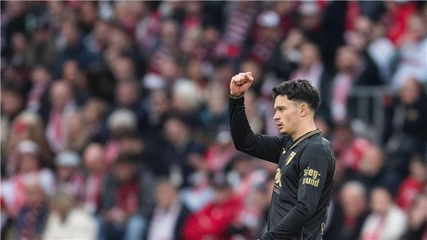 Joker El Mala sichert Köln Punkt gegen Augsburg Torschütze Fabian Rieder jubelt über seinen getroffenen Elfmeter.