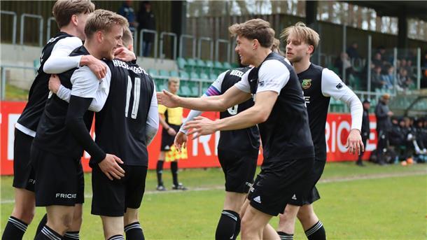 Torschütze Maximilian Köhnken (Nummer 11) wird von seinen Mitspielern ausgiebig bejubelt.