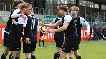 Torschütze Maximilian Köhnken (Nummer 11) wird von seinen Mitspielern ausgiebig bejubelt.
