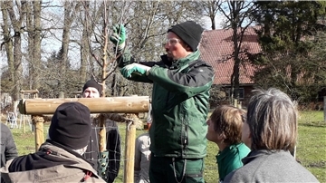 Torsten Brunkhorst zeigt den Teilnehmern direkt am Baum, worauf es beim Schnitt ankommt.