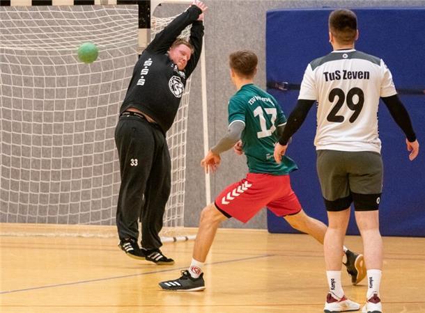 Zevener Handballer gewinnen Duell gegen Tabellennachbarn Torwart Dominik Brandjen