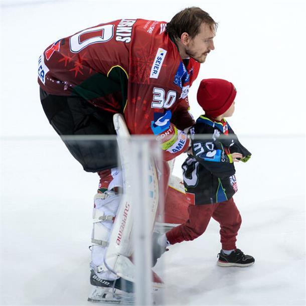 Bombastisches Spiel der Fischtown Pinguins wird von Tabellenführung gekrönt Torwart Kristers Gudlevskis bejubelte den Sieg auf dem Eis mit seinem Sohn - und ließ sich dann noch von den Fans feiern.