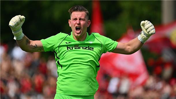 Unwetter sorgt für Pokal-Unterbrechung in Illertissen Torwart Michel Witte jubelt vor dem Gewitter über Illertissens Führung.