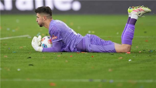 Hoffenheim siegt auswärts – St. Paulis Krise spitzt sich zu Torwart Nikola Vasilj (FC St. Pauli) sichert den Ball.