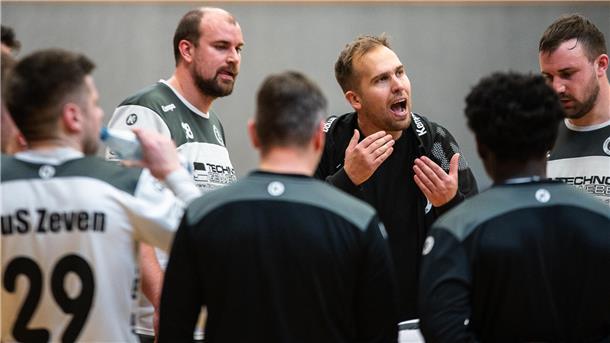 TuS Zeven stürmt an die Tabellenspitze: 34:25-Sieg über MTV Himmelpforten Torwart und Trainer Kevin Kuessner (Dritter von rechts) puschte seine Mannschaft trotz deutlicher Führung weiter nach vorn. Das zeigte Wirkung - der TuS Zeven ist jetzt Tabellenführer.
