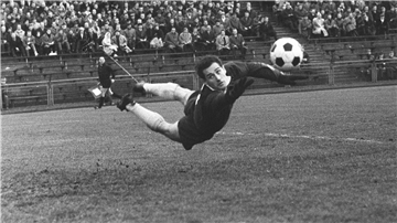 Torwartlegende Hans Tilwoski bei einer Parade während eines Fußballspiels.