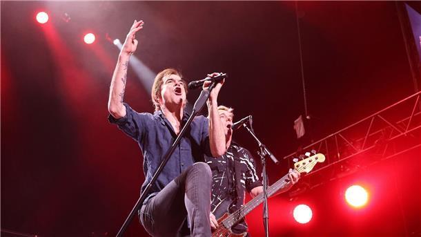 Tote Hosen spielen Benefizkonzert für Erdbebenopfer Tote-Hose-Frontman Campino beim Benefizkonzert unter dem Motto „Drei Akkorde für deine Spende!“