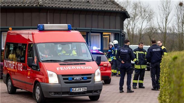 Vier Menschen sterben bei Brand in Seniorenheim Tote und Verletzte bei einem Brand in einem Seniorenheim: Polizei und Feuerwehr im Einsatz in Bedburg-Hau.
