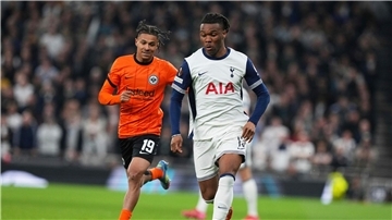 Tottenhams Destiny Udogie (r) soll von einem Spielerberater mit der Waffe bedroht worden sein. (Archivbild)