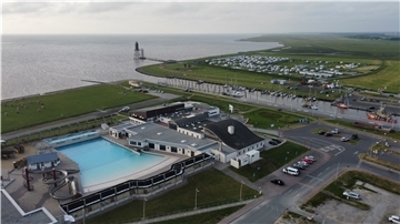 Tourismus ist einer der Hauptwirtschaftszweige an der Wurster Nordseeküste. Gemessen an der Besucherzahl ist Dorum-Neufeld, hier mit dem Watt’n Bad, dem Kutterhafen und dem Campingplatz Knaus, bei Urlaubern der beliebteste Ort.
