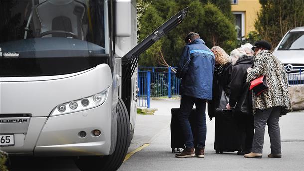Touristen an einem Reisebus, ein Bild aus guten Zeiten: Inzwischen ist das Geschäft der Reisebusbetreiber zum Erliegen gekommen.