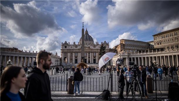 Sorgen um Benedikt? Auf Petersplatz eher „Business as usual“ Touristen, Gläubige und Journalisten stehen vor dem Petersdom in der Vatikanstadt.