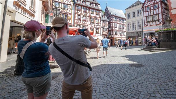 Übernachtungsrekord für Deutschland-Tourismus Touristen im Fachwerk-Städtchen Bernkastel-Kues. Die Lust aufs Reisen ist ungebrochen.