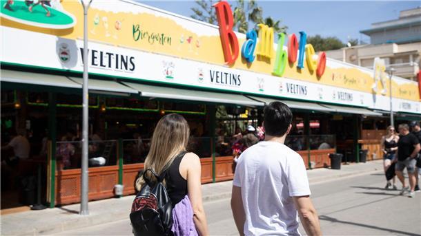 Touristen in der Schinkenstraße in Palma. Auf Mallorca geht die Partysaison los.