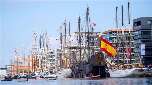 Touristen lieben es: Segelschiffe liegen bei der Eröffnung der «Maritimen Tage» im Jahr 2021 im Hafen. 